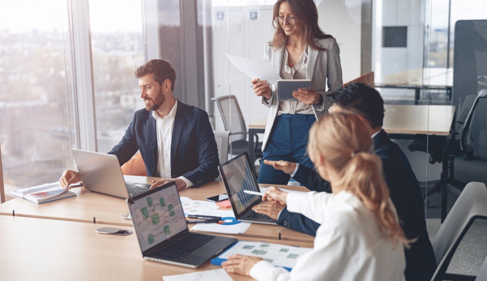 Робочий процес у редакції — ноутбуки, записи, справжня журналістська атмосфера